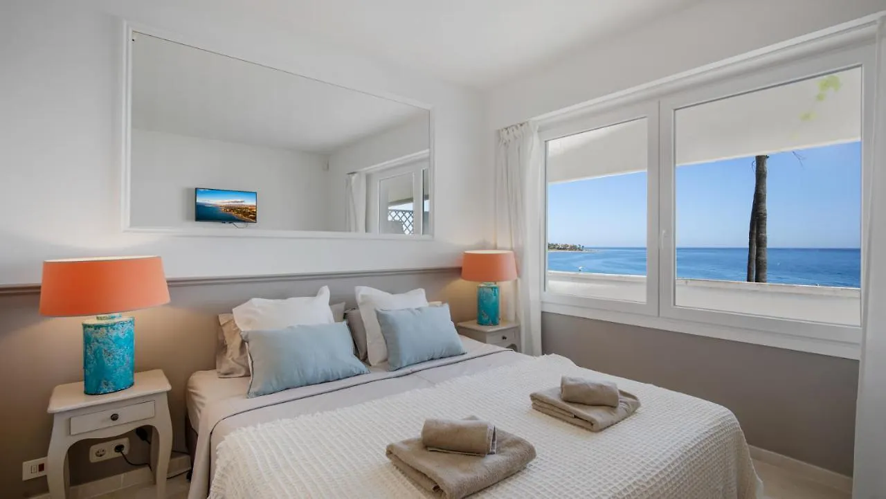 Beach-Line Apartment With 3 Bedrooms In Estepona