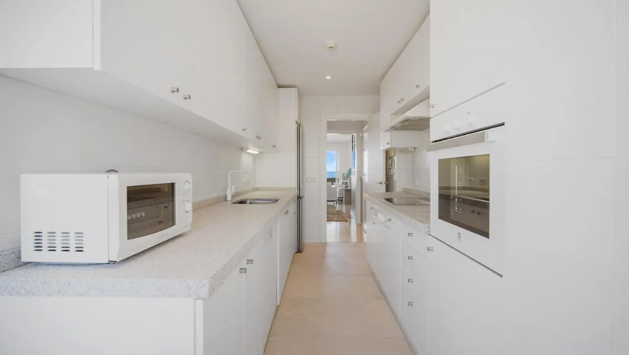 Beach-Line Apartment With 3 Bedrooms In Estepona