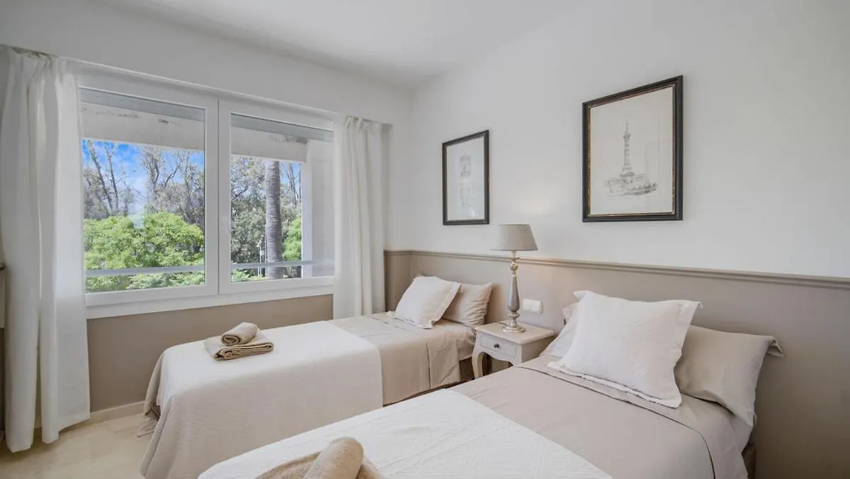 Beach-Line Apartment With 3 Bedrooms In Estepona